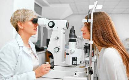 Untersuchung beim Augenarzt wegen Keratokonus