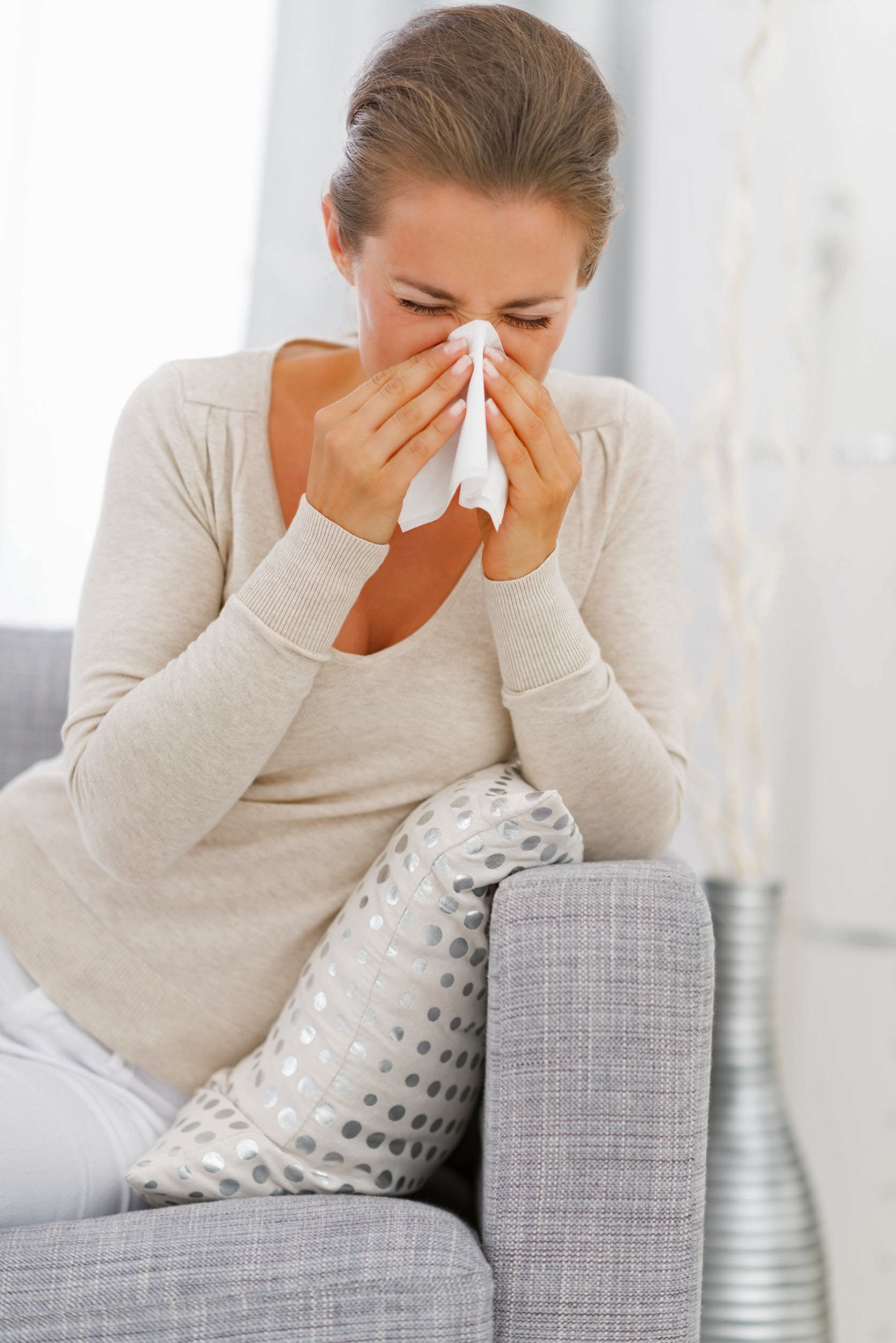 Frau mit Allergie gegen Hausstaubmilben