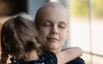 Krebskranke Mutter mit Tochter - Krebsversicherungen