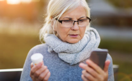 Frau prüft Gesundheitsdaten auf dem Handy