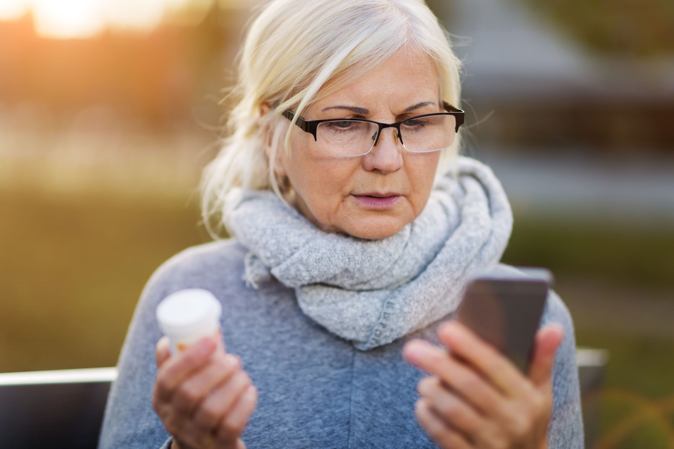 Frau prüft Gesundheitsdaten auf dem Handy